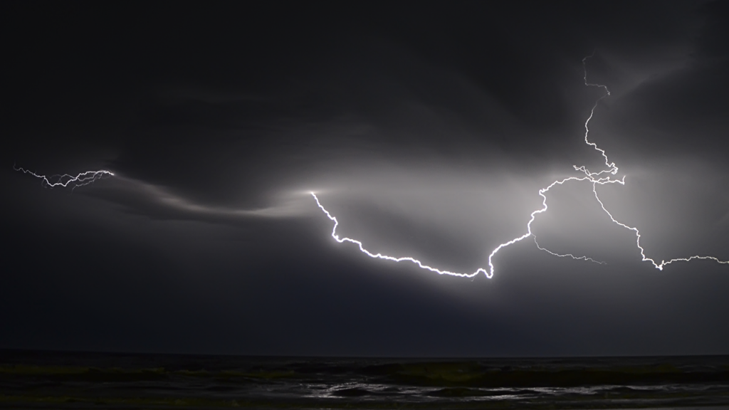 thunderbolt-1905603_1280